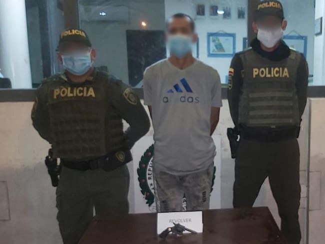 El capturado y el arma incautada quedaron a disposición de la Fiscalía General de la Nación. Foto/ Cortesía Policía Metropolitana de Cartagena.