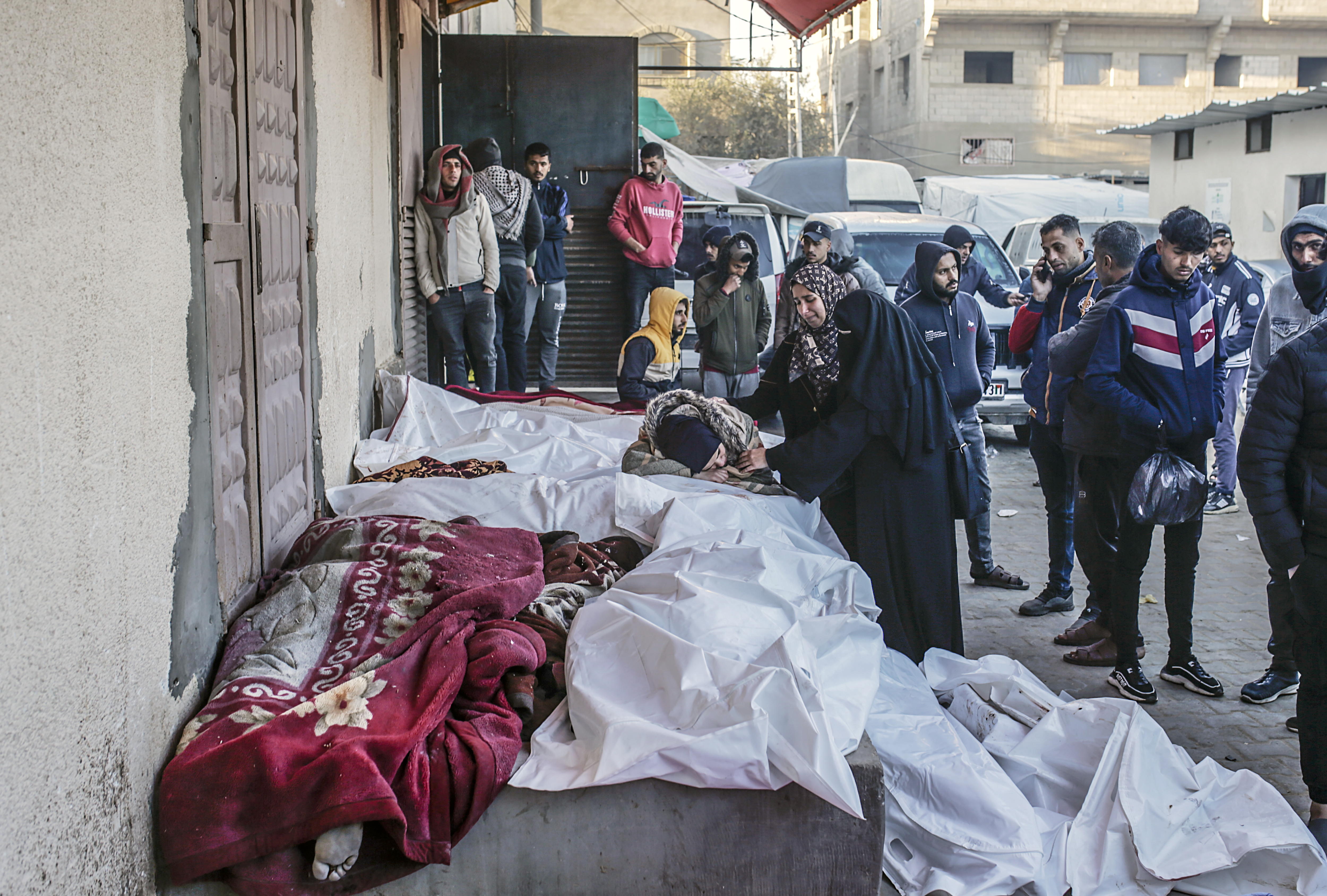 Deir Al Balah (---), 03/01/2025.- Mujeres palestinas lloran durante el funeral de sus familiares muertos en ataques aéreos israelíes, en el Hospital de los Mártires de Al Aqsa, en el centro de la Franja de Gaza.