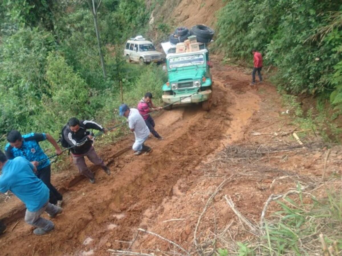 Piden al Gobierno intervenir vía en mal estado en Morales, Cauca