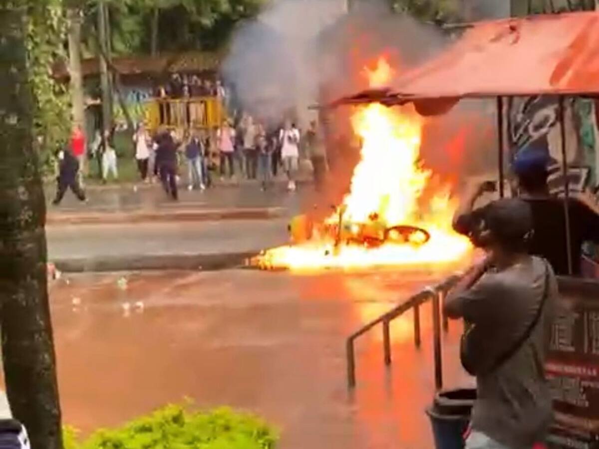 Video: moto de la Policía fue incendiada por encapuchados cerca a la Universidad de Antioquia en Medellín