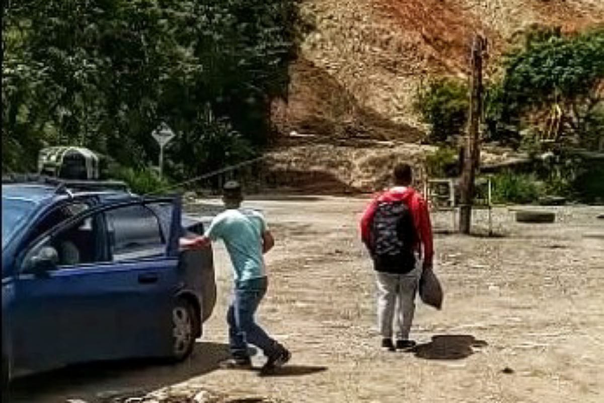 Hay riesgo para la población que sigue pasando a pie por la zona de la vereda de Chontaduro. Crédito: Bomberos de Rosas, Cauca.