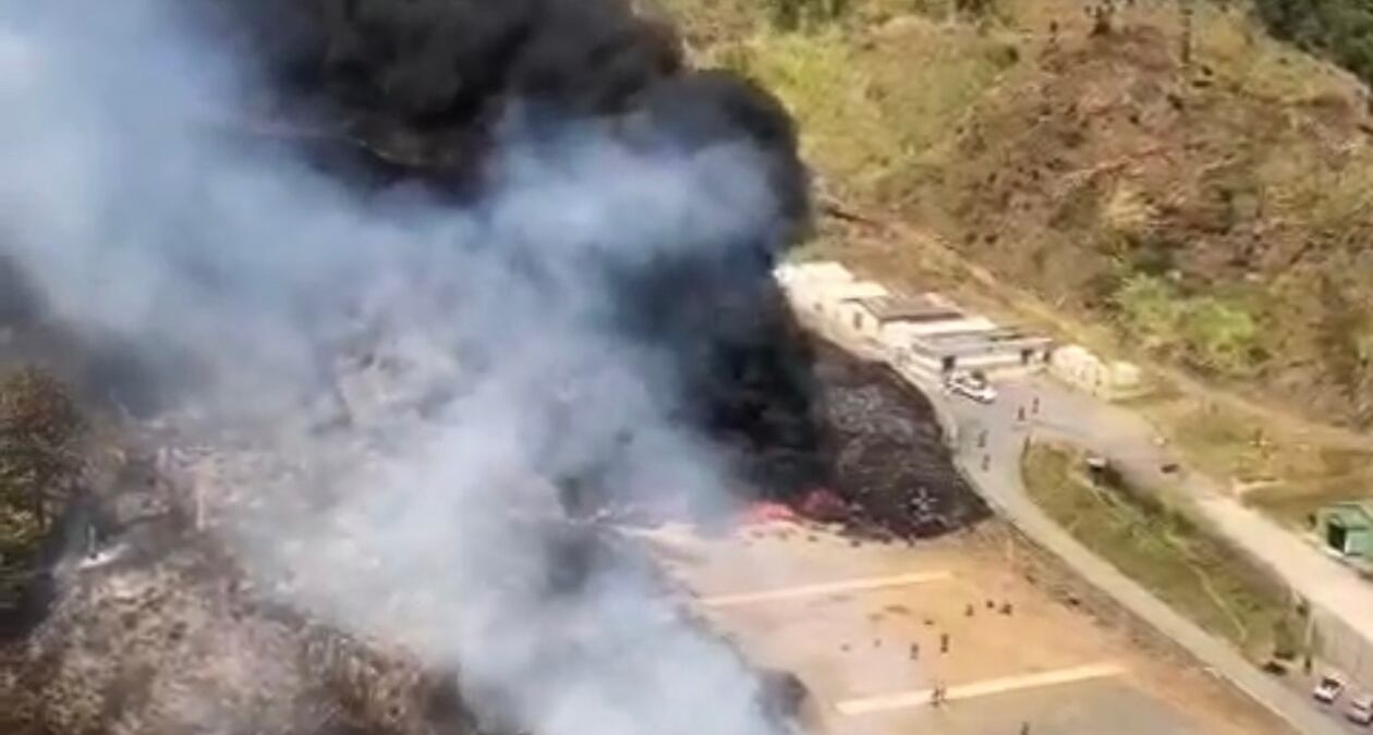 Incendio en el Batallón Pedro Nel Ospina de Bello, Antioquia. Foto: cortesía Denuncias Antioquia.