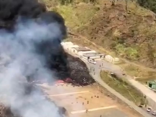 Incendio en el Batallón Pedro Nel Ospina de Bello, Antioquia. Foto: cortesía Denuncias Antioquia.