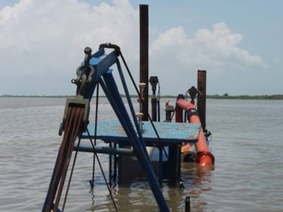 Avanzan labores de rescate para retirar draga del fondo del río Magdalena