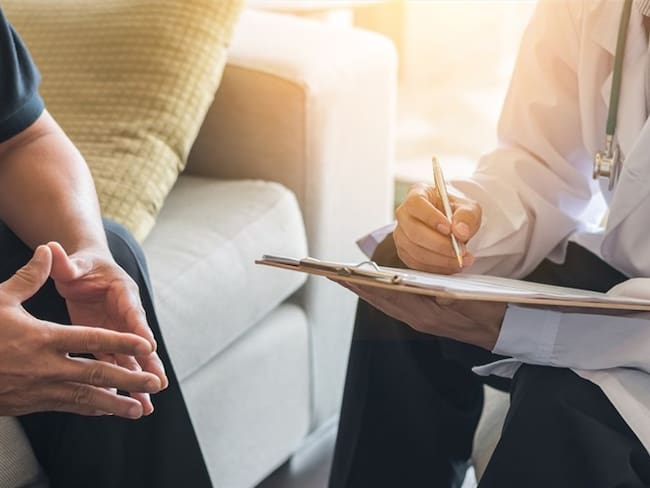 También, es importante resaltar que de arrojar resultados positivos la investigación muchos hombres podrían realizarse el examen presentando una muestra de la primera micción de orina del día . Foto: Getty Images