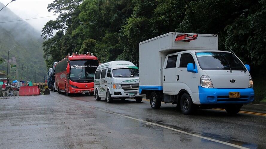 El invierno y los estragos han generado estragos en varias carreteras de siete departamentos del país. Foto: Colprensa / DIEGO PINEDA