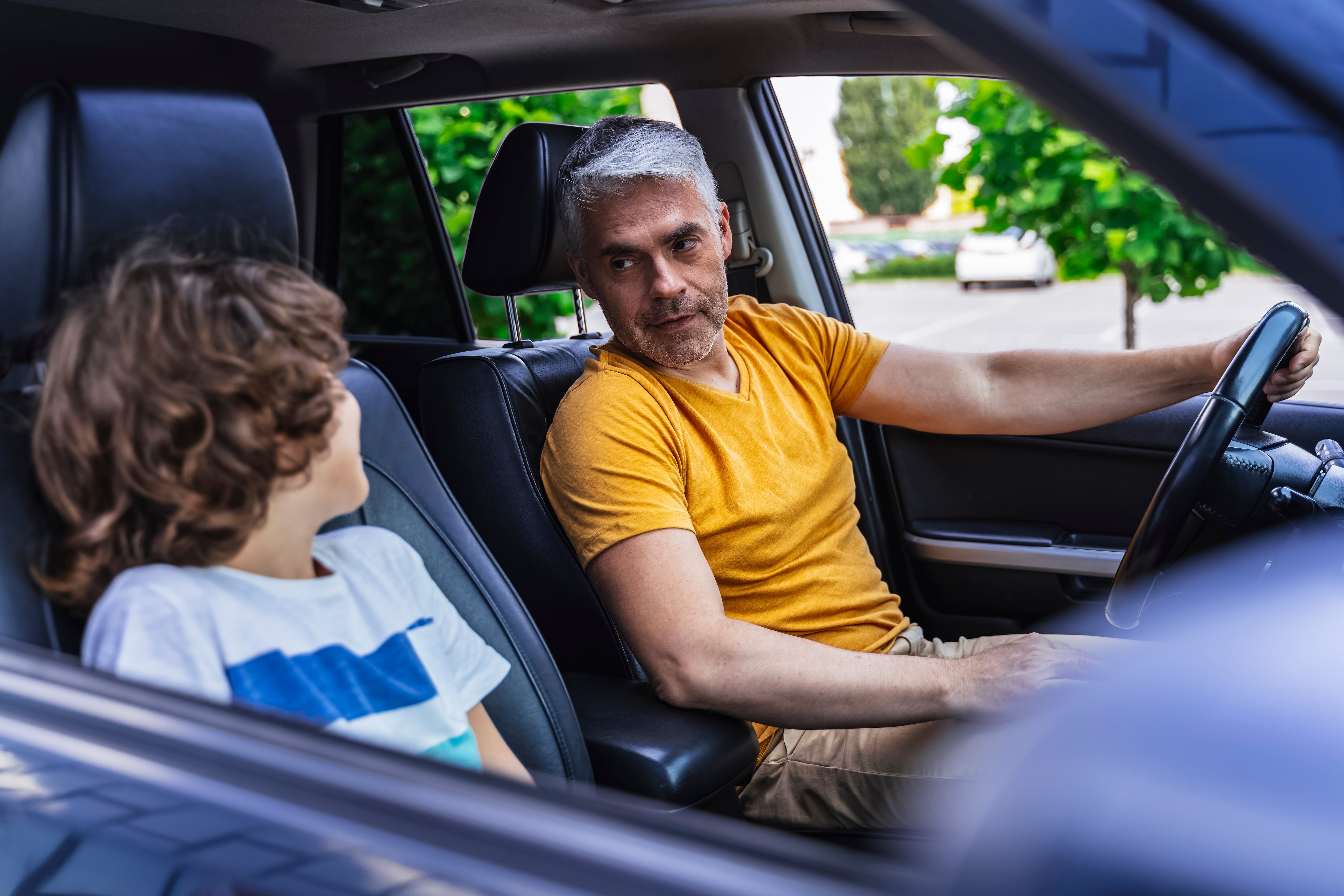 Imagen referencia de un niño en el asiento delantero de un carro (GettyImages)