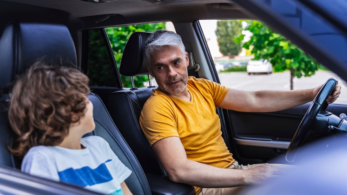¿Qué edad debe tener un niño para ir adelante en un carro? Multa por incumplir la norma