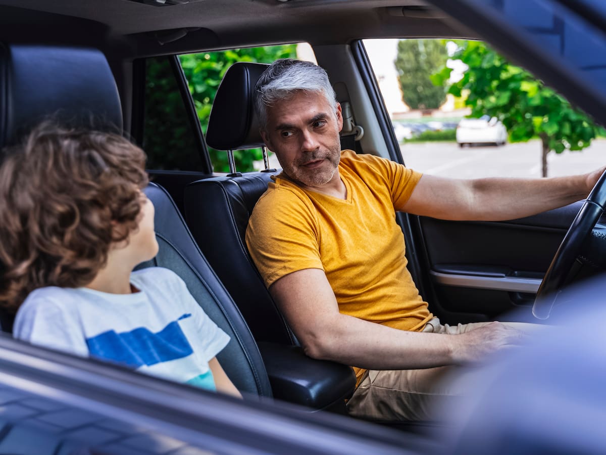 ¿Qué edad debe tener un niño para ir adelante en un carro? Multa por incumplir la norma
