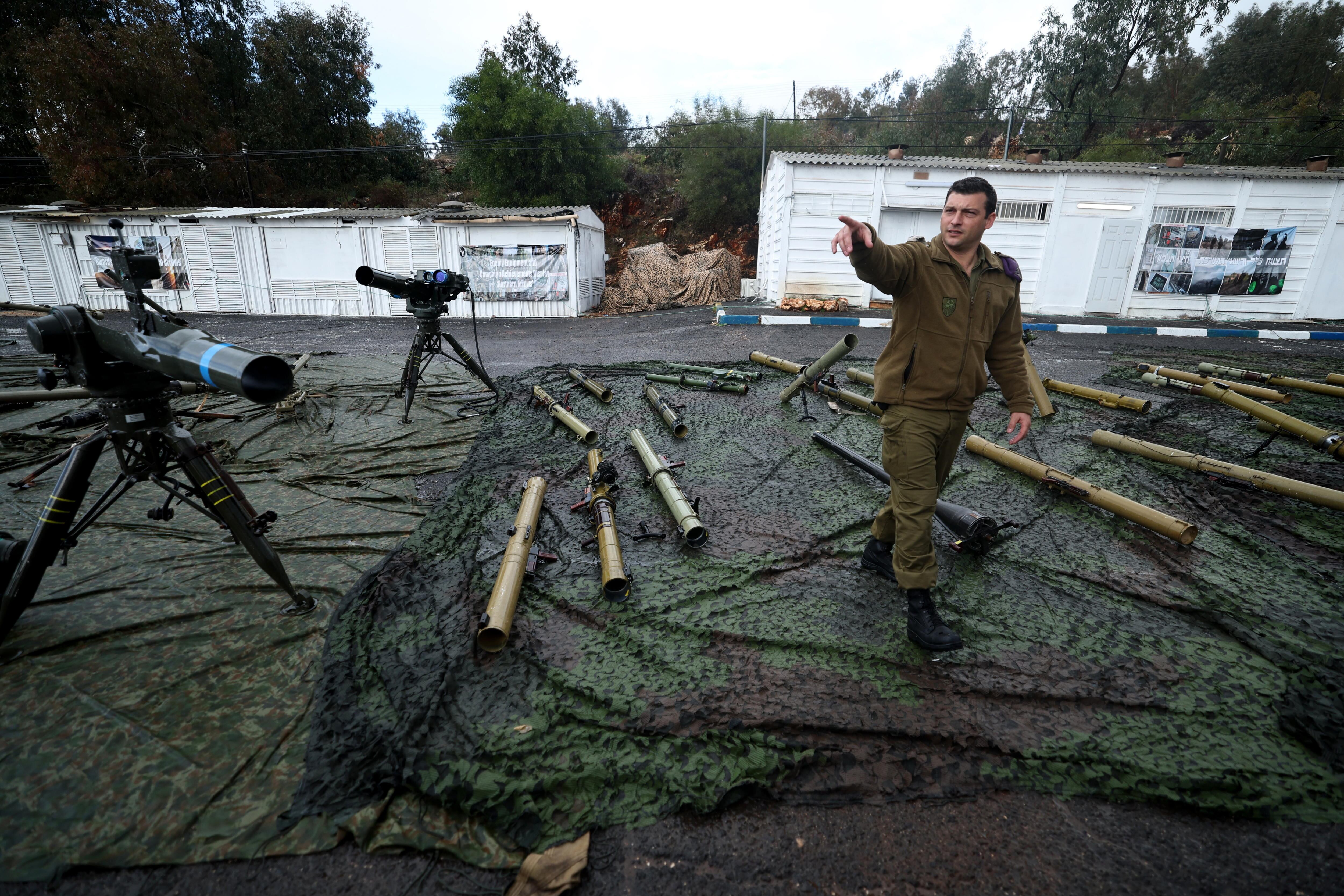 Amiad (Israel), 31/12/2024.- Un soldado israelí camina junto a armas militares expuestas a los medios de comunicación en el campamento militar de Amiad.
