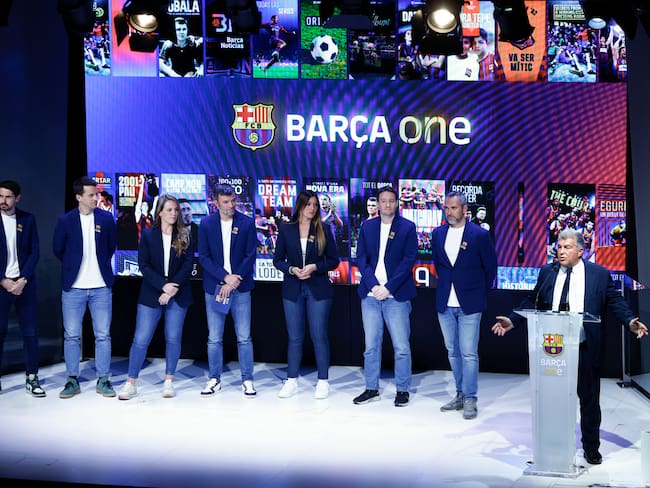 BARCELONA, 04/04/2024.- El presidente del Barcelona, Joan Laporta (d), participa este jueves en el acto de presentación de Barça One, la nueva plataforma de contenidos audiovisuales del club azulgrana. EFE/Quique García