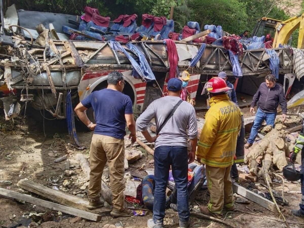 Al menos 29 fallecidos por volcadura de autobús en Oaxaca, México