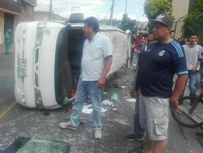 12 lesionados en accidente de ruta escolar en Bogotá. Foto: Luis Pulido.