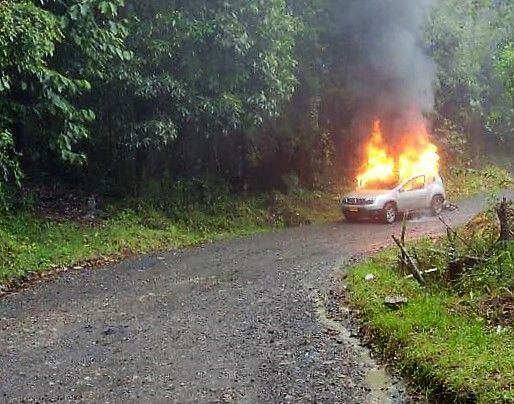 Hombres armados hicieron descender a los tripulantes, luego prendieron fuego al carro. Crédito: El Portal Noticias.