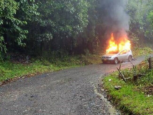 Hombres armados hicieron descender a los tripulantes, luego prendieron fuego al carro. Crédito: El Portal Noticias.