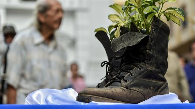 El Gobierno Nacional busca extender hasta el 31 de enero de 2022 la asignación mensual para los excombatientes de las FARC en proceso de reincorporación. Foto: Getty Images / LUIS ROBAYO