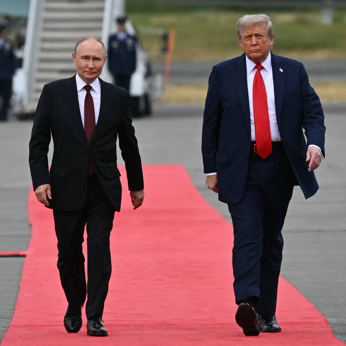 Trump recibió a Putin con alfombra roja en la base militar de Alaska para cumbre bilateral