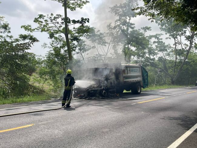 Hombres armados queman otro vehículo de empresa de servicio público en Montería. Foto: Seacor.