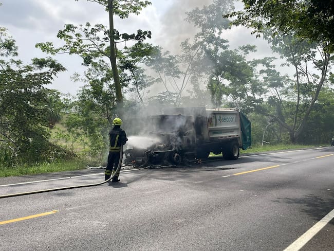 Hombres armados queman otro vehículo de empresa de servicio público en Montería. Foto: Seacor.