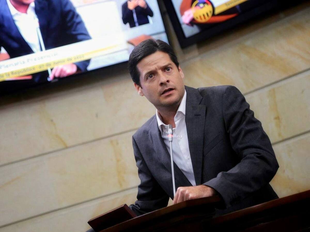 Decisión es hacer equipo con Uribe, Germán Vargas Lleras, La U: senador liberal Mauricio Gómez Amín