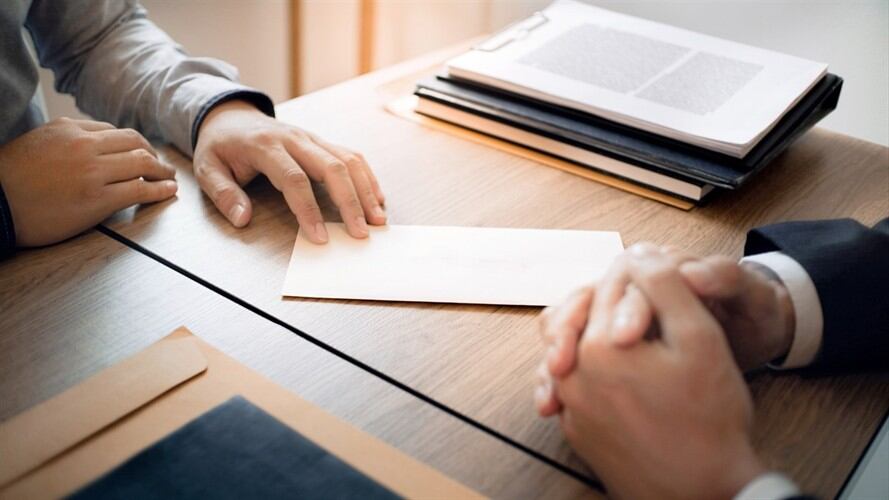 ¡Indignante! Mensajero fue despedido pese a tener dos hijos en condición de discapacidad. Foto: Getty Images