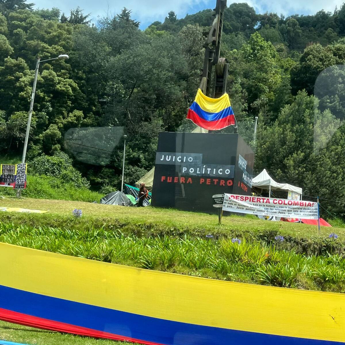 “No pueden apropiarse de los monumentos”: Miguel Santamaría por pancartas en calle 100 de Bogotá