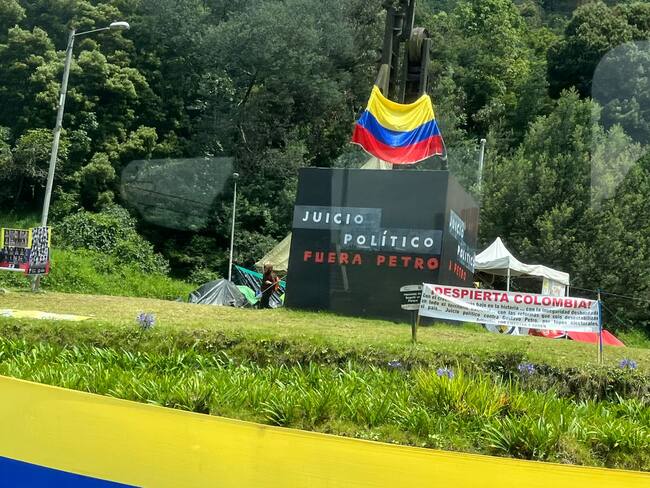 No pueden apropiarse de los monumentos: Miguel Santamaría por pancartas en calle 100 de Bogotá
