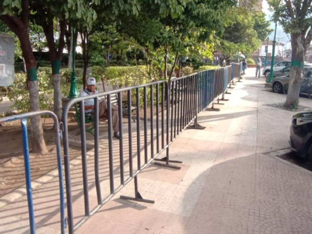 Cerraron parque principal de Piedecuesta por aglomeraciones