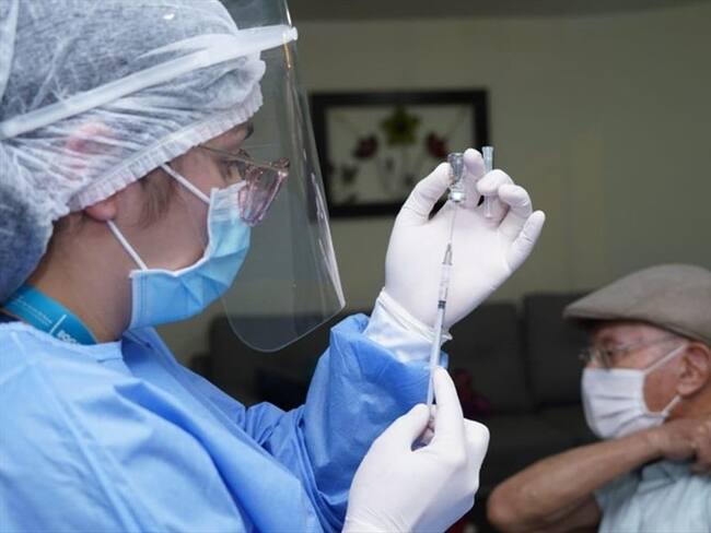 Vacunación de mayores de 80 años en Bogotá. Foto: Cortesía