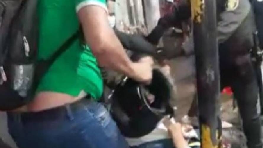 Agresión/ suministrada del video