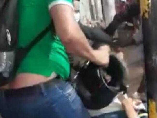 Agresión/ suministrada del video