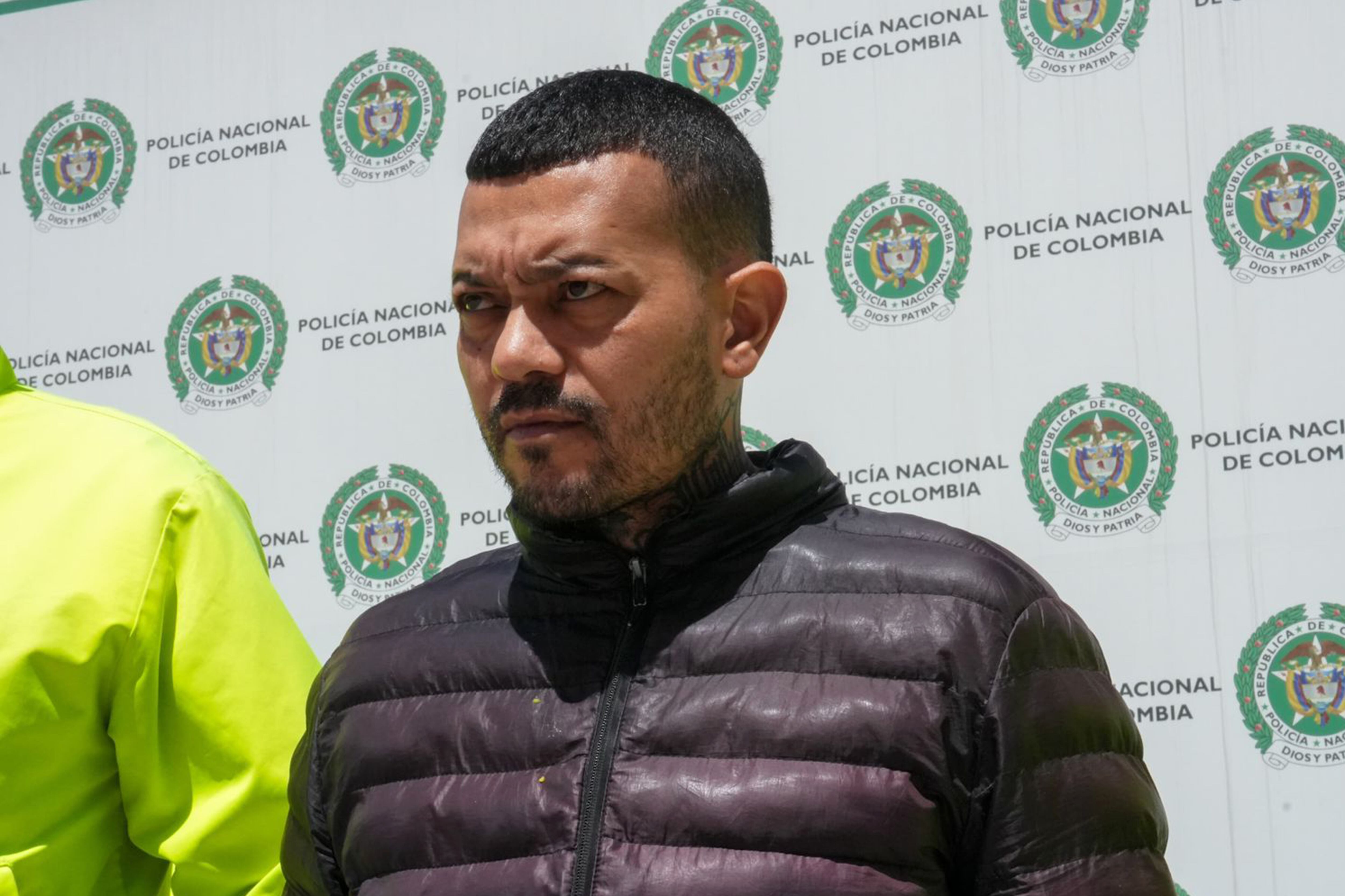 Elder José Arteaga Hernández, alias 'El Costeño', escoltado por la Policía luego de su captura en Bogotá (Colombia). EFE / Policía Nacional