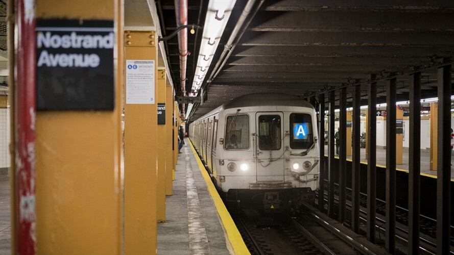 Hombre en silla de ruedas cayó en vías de  tren y es rescatado en últimos segundos. Foto: Getty Images/Sinisa Kukic
