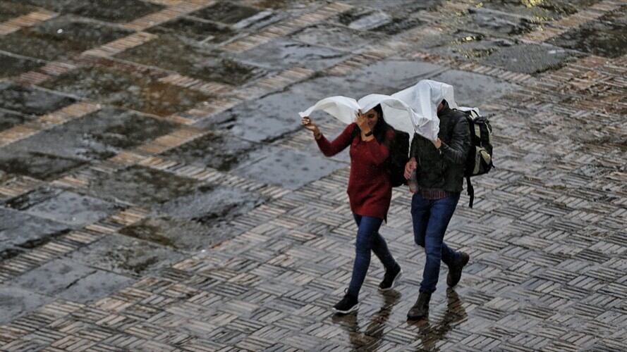 Se registraron encharcamientos en varias zonas de la cuidad, vehículos atrapados y un árbol caído. . Foto: Colprensa