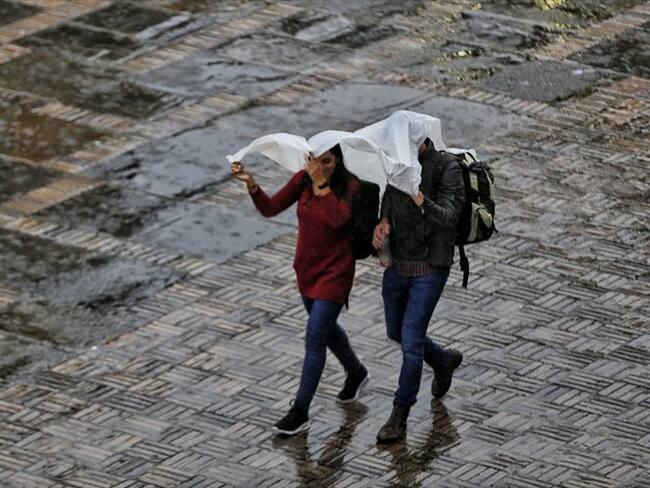 Se registraron encharcamientos en varias zonas de la cuidad, vehículos atrapados y un árbol caído. . Foto: Colprensa