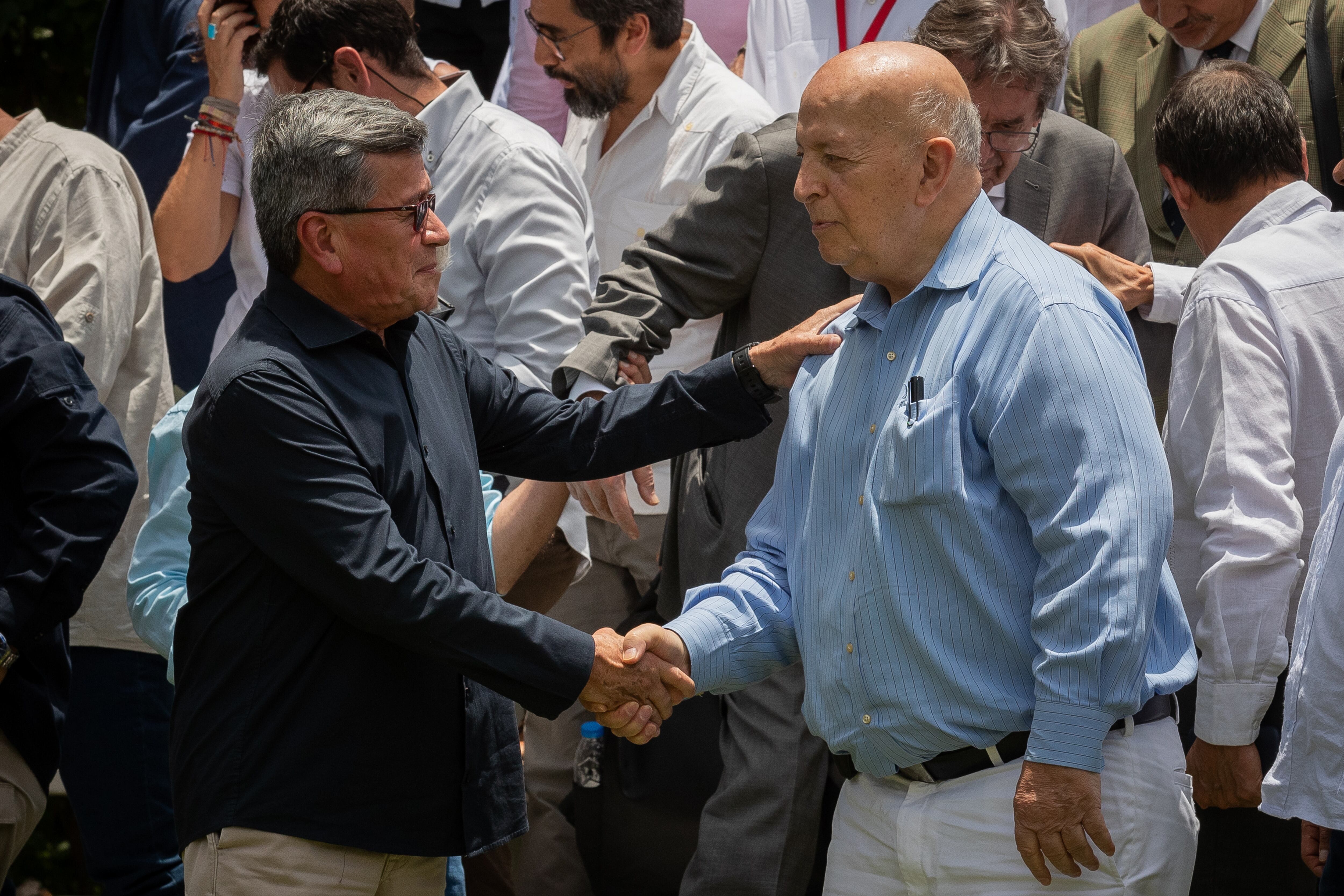 Jefe de la delegación del ELN Pablo Beltrán (i) y el jefe de la delegación del Gobierno de Colombia Otty Patiño en el marco de los diálogos de paz entre el Gobierno y el Ejercito de Liberación Nacional (ELN). EFE/ Rayner Peña R