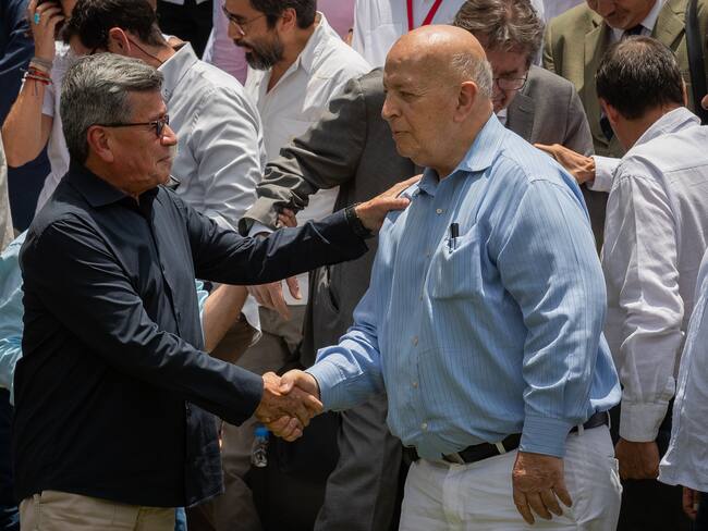 Jefe de la delegación del ELN Pablo Beltrán (i) y el jefe de la delegación del Gobierno de Colombia Otty Patiño en el marco de los diálogos de paz entre el Gobierno y el Ejercito de Liberación Nacional (ELN). EFE/ Rayner Peña R