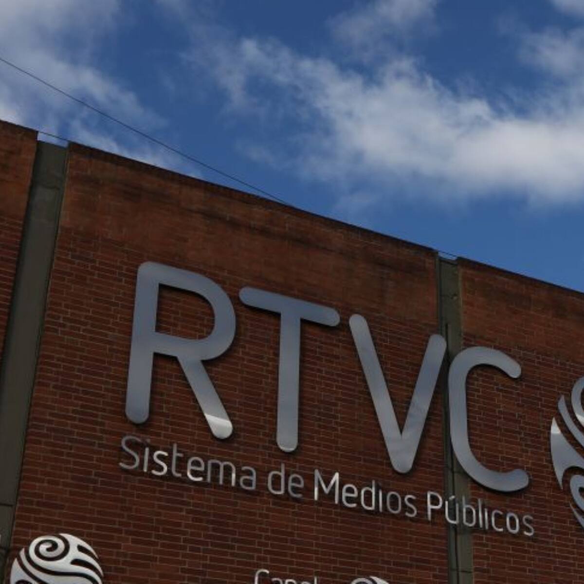 “Subgerente de RTVC me obligó a contratar con una empresa no registrada”: exjefe comercial