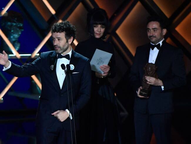 Rodrigo Sorogoyen, director de la película 'As bestas' recogiendo el premio a mejor director por su película. Foto: CRISTINA QUICLER/AFP via Getty Images.