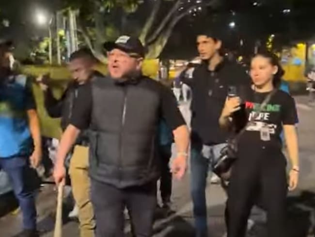 Concejal de Medellín que amenazó con bate a manifestantes: “Hice lo que la gente estaba pidiendo”