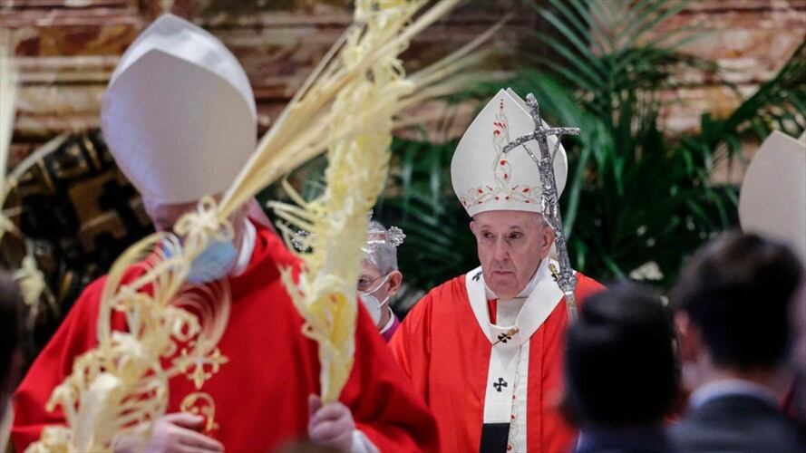 El papa celebra la misa del Domingo de Ramos en presencia de unos pocos fieles. Foto: Getty Images