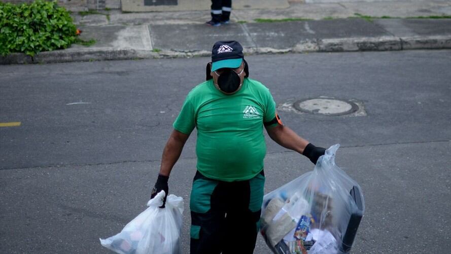 Blanco, verde y negro es el código de colores para la separación de residuos. Foto: Getty Images