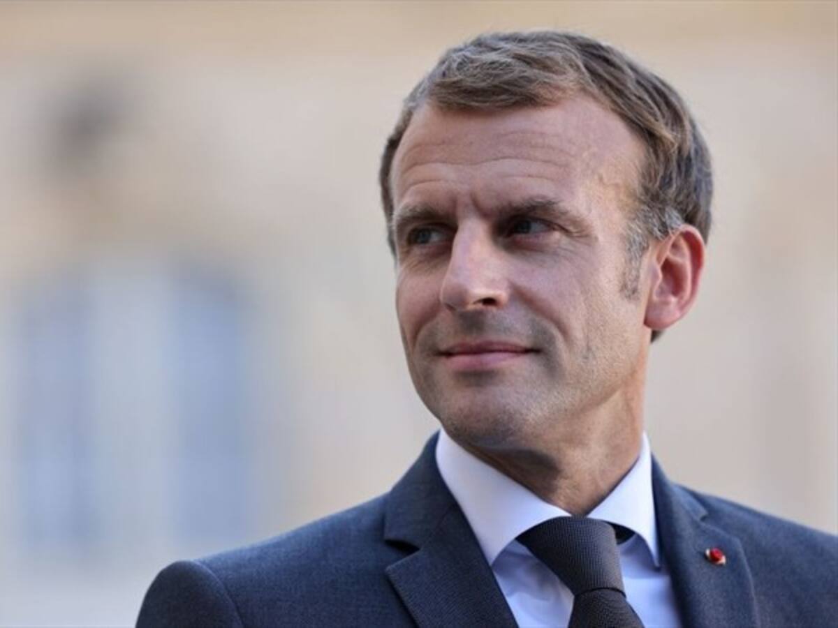 Le lanzan un huevo a Emmanuel Macron en una feria de gastronomía