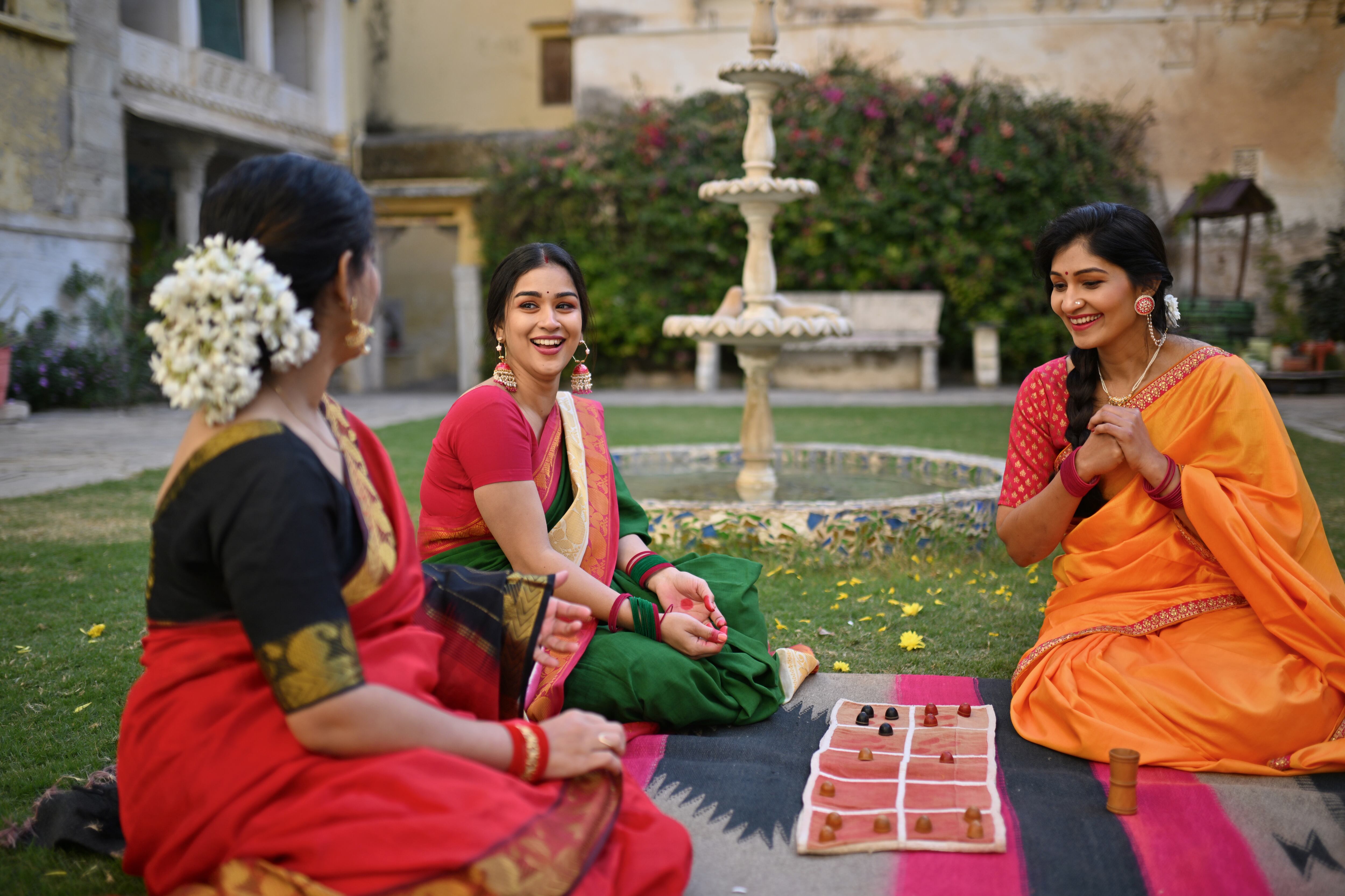 Mujeres de India sentadas en un parque hablando (GettyImages)