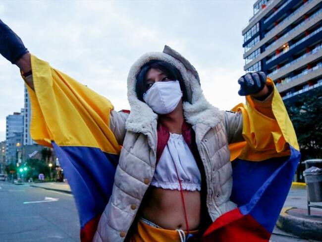 Imagen de una trabajadora sexual marchando en Bogotá pidiendo ayuda. Foto: Getty Images