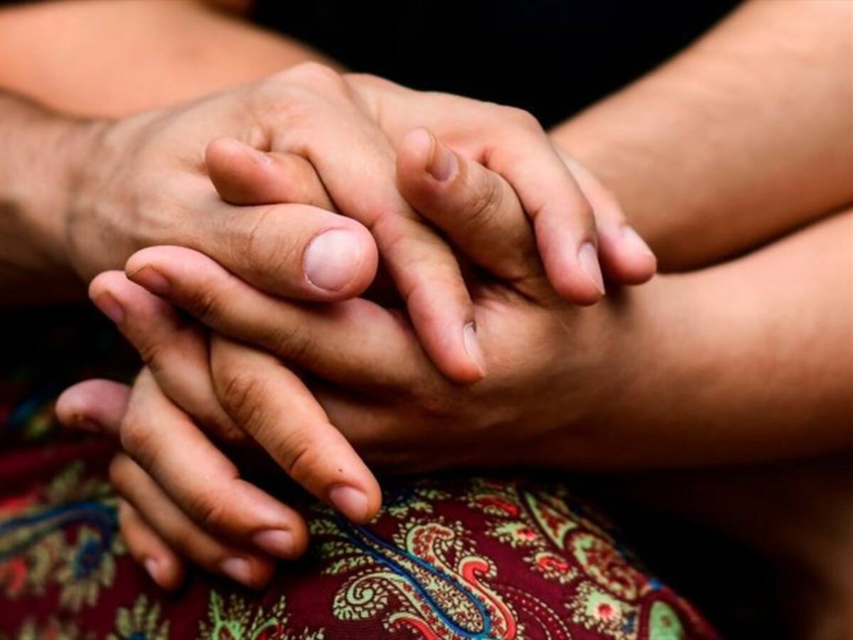 ¿Cómo funciona el poliamor?: así viven cinco personas amándose bajo el mismo techo