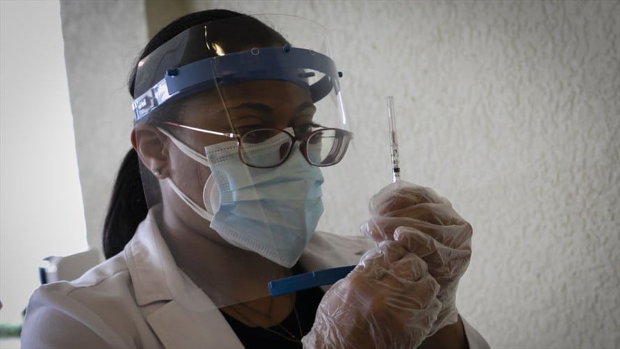 En las últimas horas, Colombia ha aplicado 187.648 vacunas contra el COVID-19, para un total de 8.613.236 dosis. Foto: Getty Images / EVA MARIE UZCATEGUI TRINKL