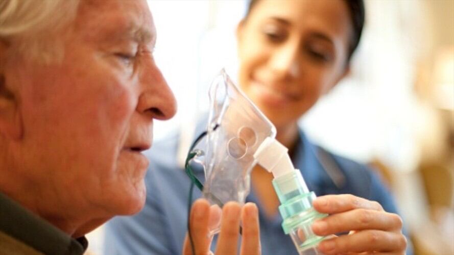 Por error, médicos le lavaron los pulmones con detergente a un anciano y falleció. Foto: Getty Images