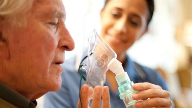 Por error, médicos le lavaron los pulmones con detergente a un anciano y falleció. Foto: Getty Images