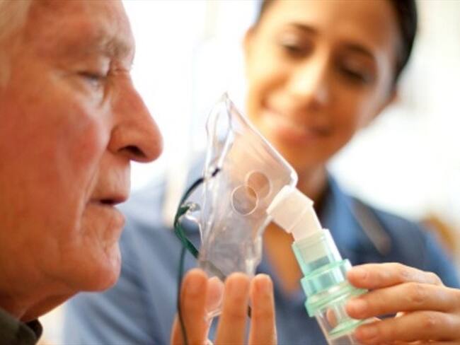 Por error, médicos le lavaron los pulmones con detergente a un anciano y falleció. Foto: Getty Images